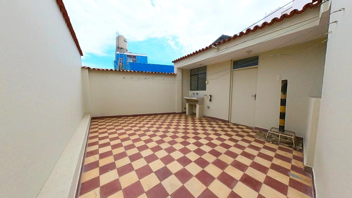 ALQUILER DE CASA EN CALLE LOS SAUCES, URB. SANTA VICTORIA